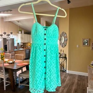 Beautiful mint green lined button up dress w/black buttons. Size small.